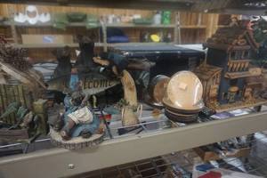 lot 74 image: Large Lot of Wildlife Outdoor Themed Bird Houses
