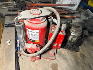 lot 47 image: Misc Tools & Jacks
