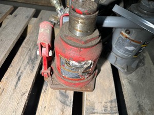 lot 48 image: Four Hydraulic Bottle Jacks (Misc Sizes)