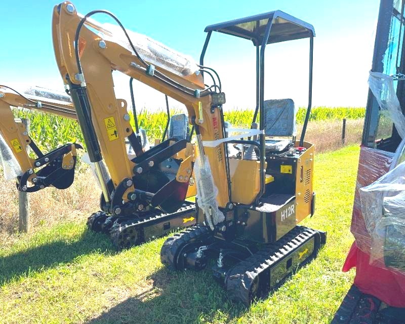 lot 32 image: 2024 AGT Mini Excavator H12R