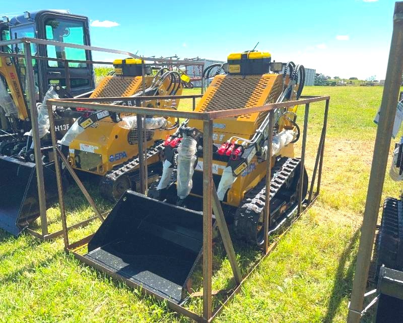 lot 38 image: 2024 AGT Skid Steer Loader CRT23