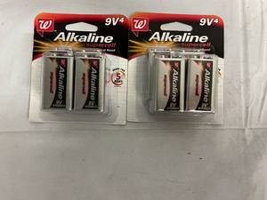 lot 74 image: 8 Alkaline 9V Batteries