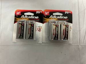 lot 75 image: 8 Alkaline 9V Batteries