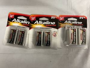 lot 76 image: 8 Alkaline 9V Batteries