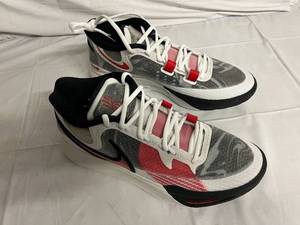 lot 82 image: Nike Kyrie 8 - WhiteUniversity Red - 12