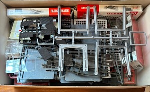 lot 69 image: New Fleischmann 6416 Ringlokschluppen-Bausatz HO Model Train Station