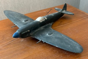 lot 76 image: Lightweight Antique WWII Decorative Plane Figurines