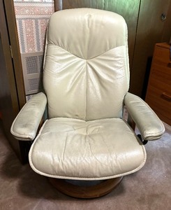 lot 78 image: Ekornes Stressless Chair with Ottoman