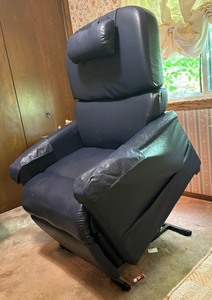 lot 84 image: Golden Technologies Navy Blue Faux Leather Lift Chair  Recliner