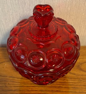 lot 104 image: Vintage LE Smith Moon and Stars Covered Compote Dish