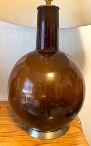 lot 28 image: Beautiful Vintage Brown Glass Bulb Table Lamp