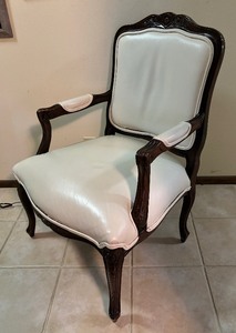 lot 9 image: Charming Vintage Chair