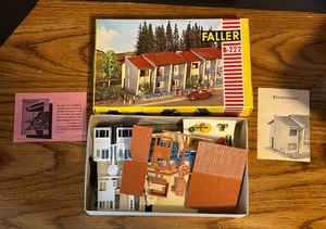 lot 119 image: Five New Faller B-221, B-214, B-275, B-269 and B-222 Building Models