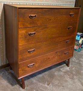 lot 125 image: Mid Century Modern Teak Chest of Drawers