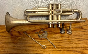 lot 138 image: Vintage Holton Collegiate Trumpet