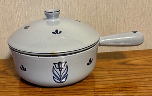 lot 184 image: Vintage Dru Holland Blue Tulip Enamel Saucepan with Lid, Skillet and Roaster
