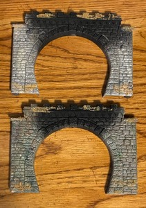lot 190 image: Two Doppel-Ellok-Portal HO 557 Model Train Accessories