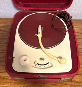 lot 238 image: Vintage Tragbarer Record Player