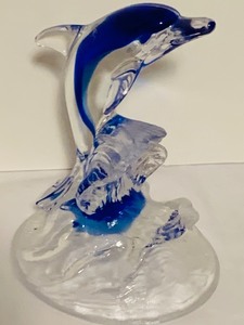 lot 203 image: Beautiful Crystal Art Glass Dolphin