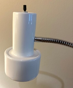 lot 264 image: White Adjustable Height Desk Lamp
