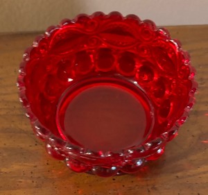 lot 270 image: Vintage LG Wright Red Eyewinker Ruby Red Dish