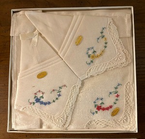 lot 275 image: New Pretty Embroidered Handkerchiefs Sets