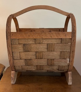 lot 280 image: Vintage Woven Literature Stand
