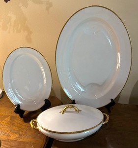 lot 282 image: Vintage Haviland of France China Serving Pieces