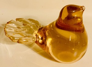 lot 326 image: Vintage Swedish Amber Art Glass Bird Figurines