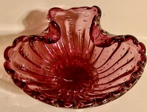 lot 327 image: Vintage Stunning Art Glass Shell Bowl