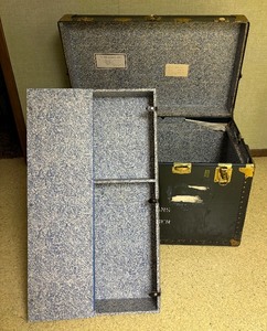 lot 389 image: Vintage Trunk with Insert