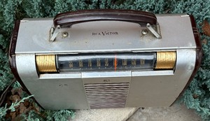 lot 446 image: Vintage RCA Victor 66BX Radio