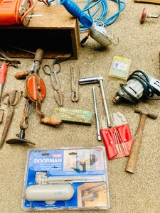 lot 409 image: Assorted Vintage Tools