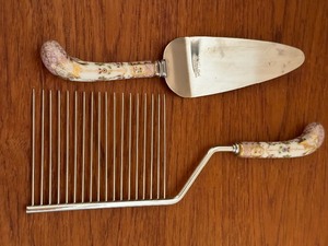 lot 451 image: Two Piece Vintage Sheffield Cake Server Set