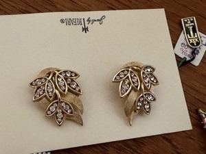 lot 220 image: Pretty Vintage Collection of Clip-On Earrings