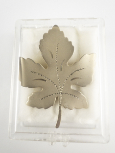 lot 91 image: Vintage Maple Leaf Gold Tone Base Metal Brooch .