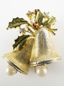 lot 92 image: Holly & Bell Gold Plated Base Metal Brooch .