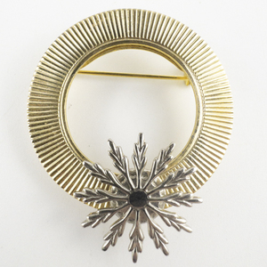 lot 103 image: Wreath With Spinning Snowflake Gold Plated Base Metal Brooch .