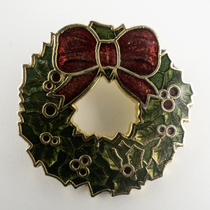 lot 109 image: Red & Green Enamel Wreath Gold Plated Base Metal Brooch .