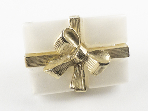 lot 110 image: AVON White & Gold Tone Base Metal Present Lapel Pin.