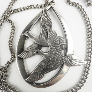 lot 118 image: Wallace (W)  Peace On Earth 1972 Dove Birds Weight Sterling Silver Pendant Necklace .