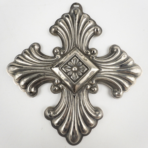 lot 5 image: Reed & Barton  1973 Christmas Cross &nbspSterling Silver&nbspOrnament .