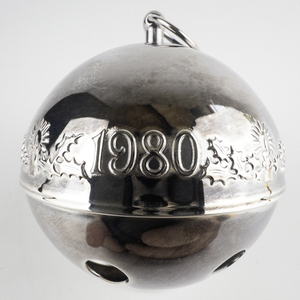 lot 56 image: Wallace Silversmiths  1980 Candles & Holly silver plate Christmas Sleigh Bell Ornament .