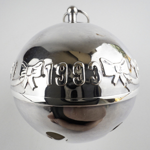 lot 69 image: Wallace Silversmiths  1993 Ribbons & Candles silver plate Christmas Sleigh Bell Ornament .