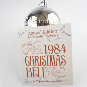 lot 44 image: Wallace Silversmiths  1984 Rejoicing Carolers silver plate Christmas Sleigh Bell Ornament . Annual Edition. 14th in a Series