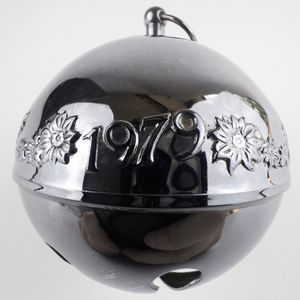 lot 46 image: Wallace Silversmiths  1979 Bustling Christmas Village silver plate Christmas Sleigh Bell Ornament .
