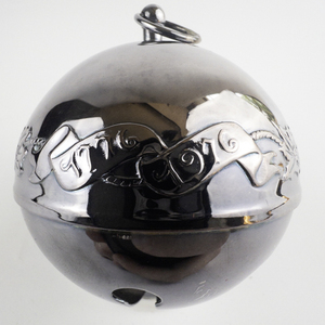 lot 52 image: Wallace Silversmiths  1976 Joyous Bicentennial silver plate Christmas Sleigh Bell Ornament . Annual Edition. 6th in a Series.