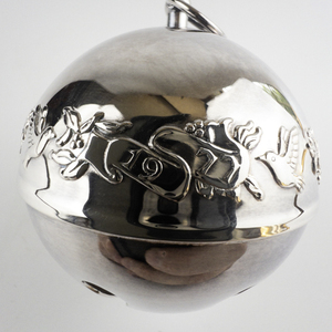 lot 54 image: Wallace Silversmiths  1977 Mistletoe & Doves silver plate Christmas Sleigh Bell Ornament .