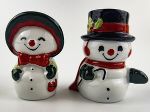 lot 128 image: Cheery Mr. & Mrs. Snowman Ceramic Salt & Pepper Shaker Set