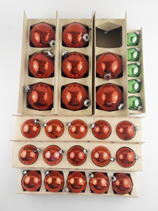 lot 149 image: Vintage 1950s SHINY BRITE Red & Green Glass Christmas Tree Ornaments with Original Boxes.